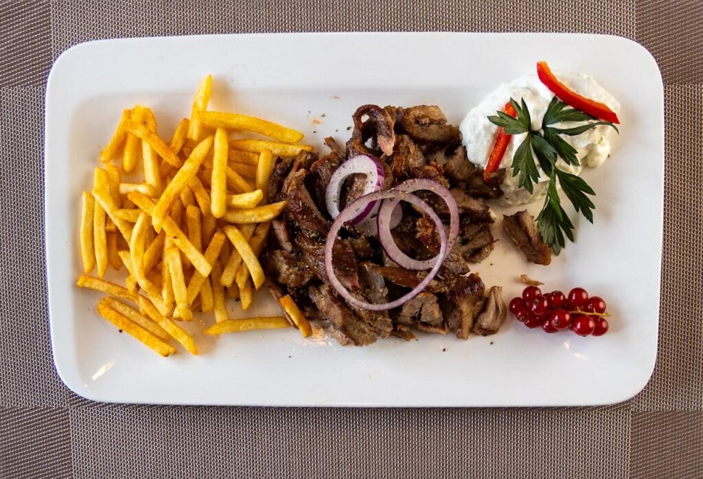 Frisch servierte griechische Spezialitäten bei Athos